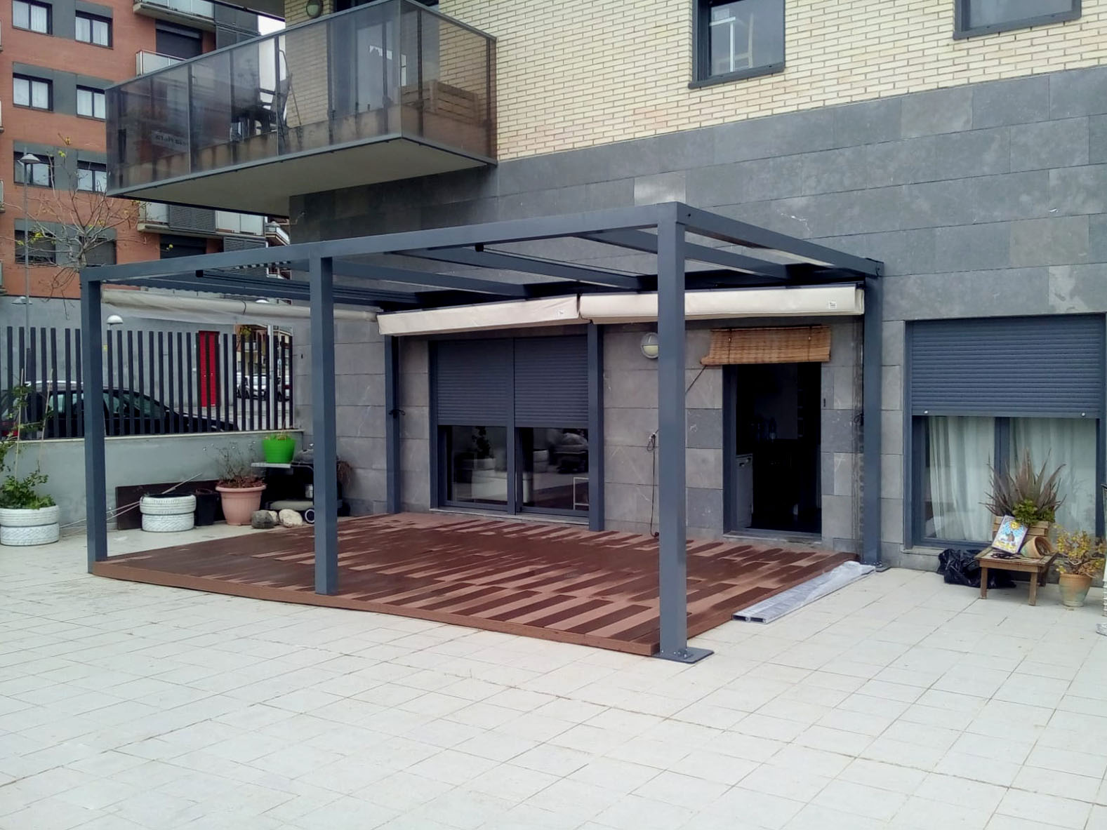 pergola-de-aluminio-con-toldo-blanco