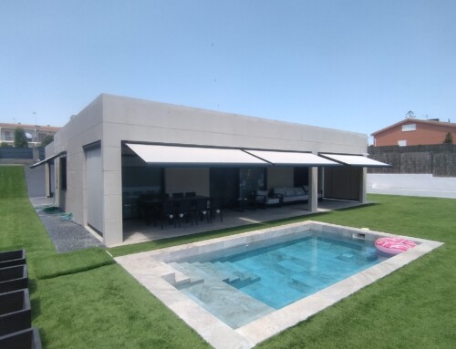 Tendal amb cofre color Antracita motoritzat amb lona Mármol a La Nou de Gaià