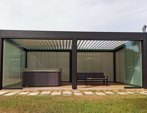 Pèrgola Bioclimàtica amb tancaments de vidre a El Vendrell