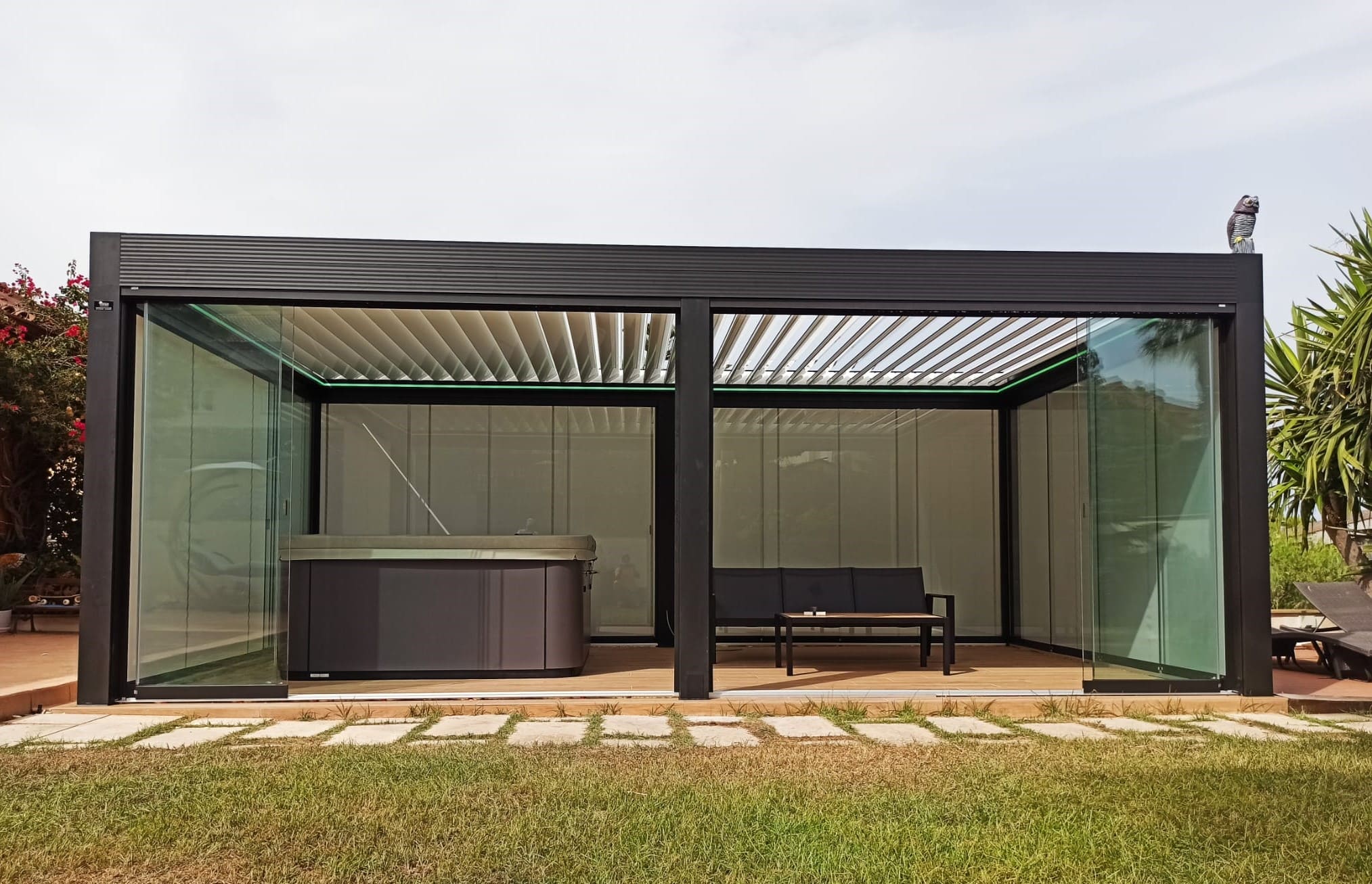 Pérgola Bioclimática con cerramiento de cristal