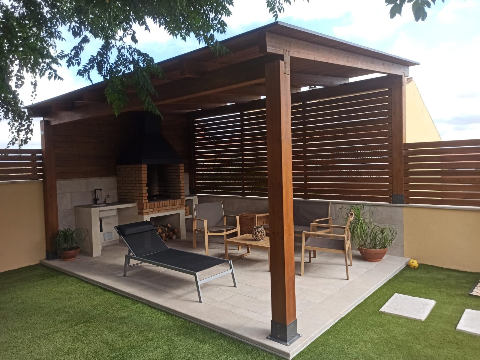 Pérgola Style con techo machihembrado