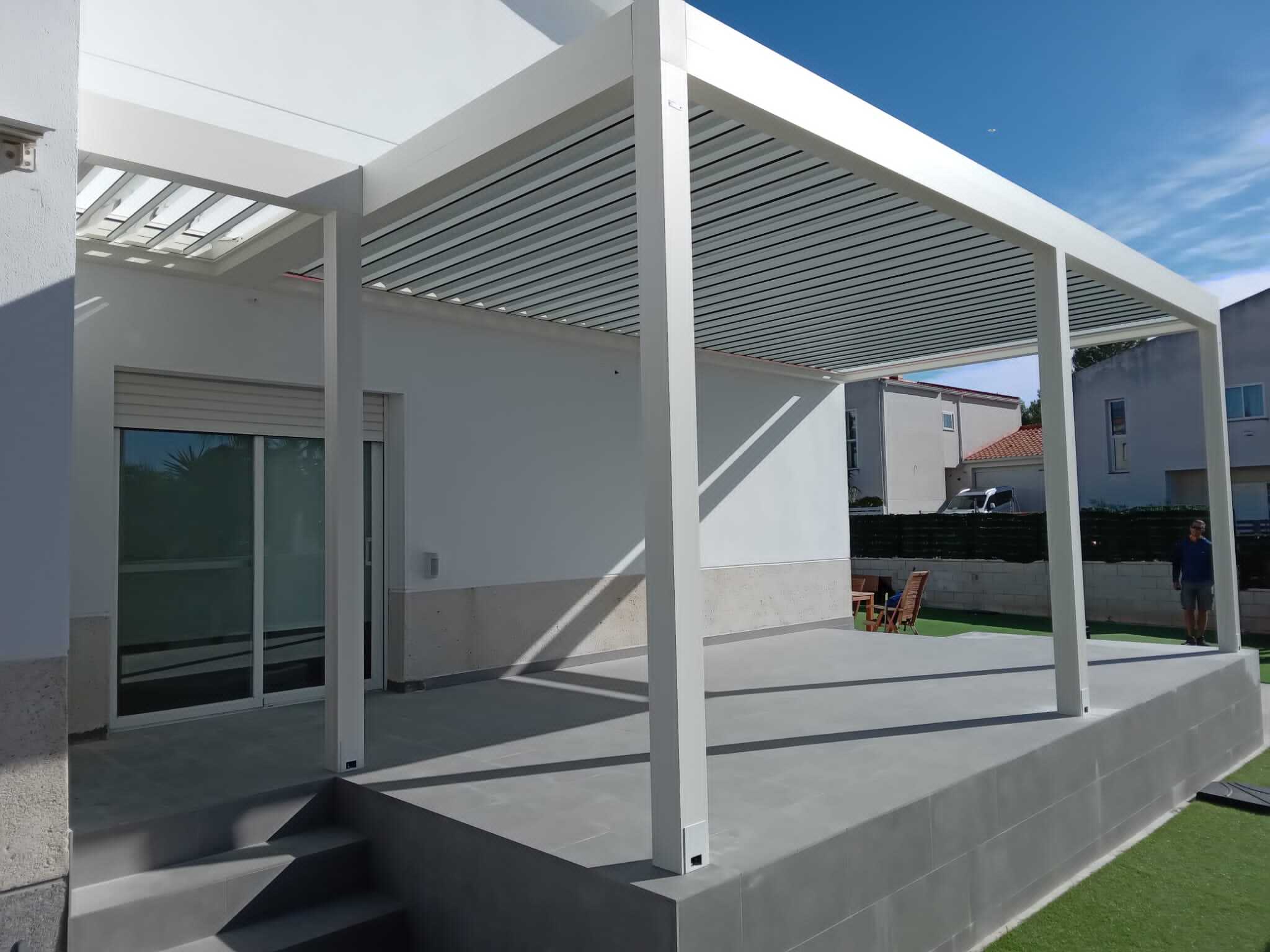 Pérgola Bioclimática con telones verticales